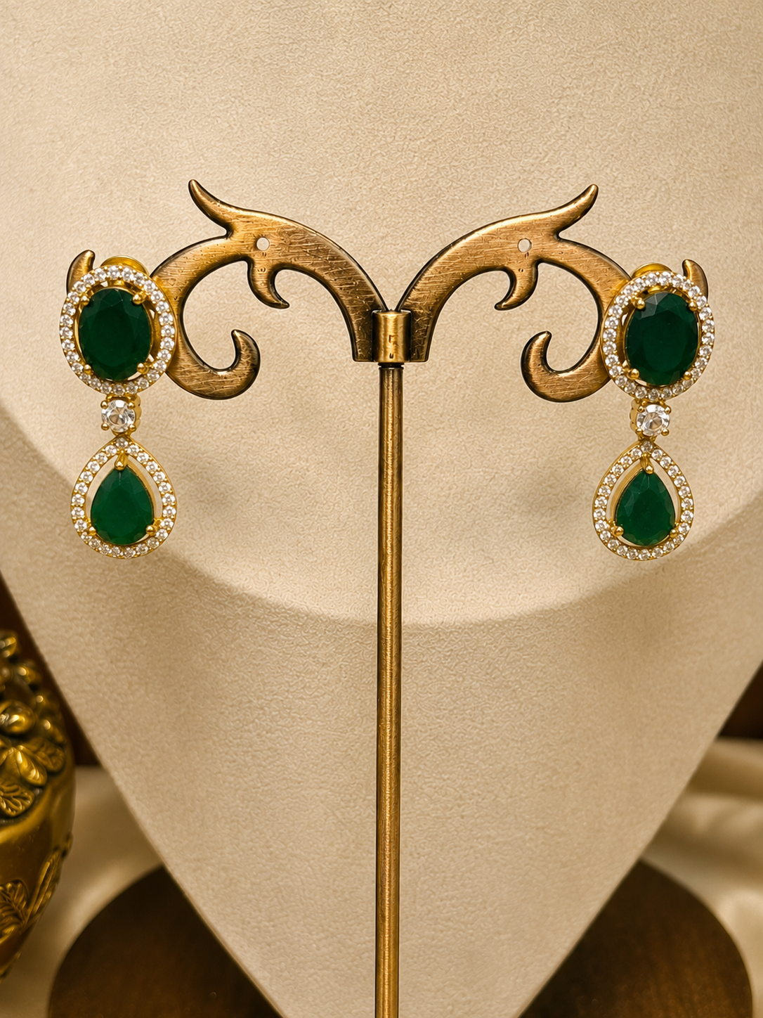 Harnika Petite Emerald Diamond Necklace Set.