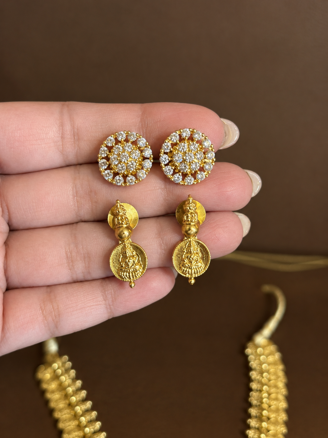 Chakrika Kasusara – Zircon Coin Necklace Set with Two Matching Earrings