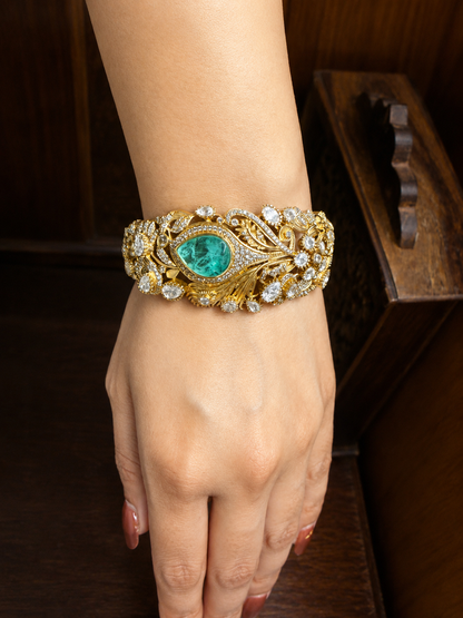 Mrunalika Emerald Kundan Crest Cuff