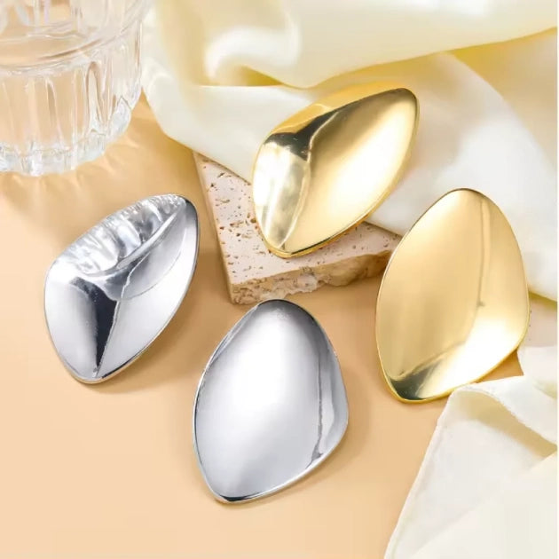 Grand Glossy Studs