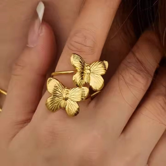 Huggy Butterfly Ring