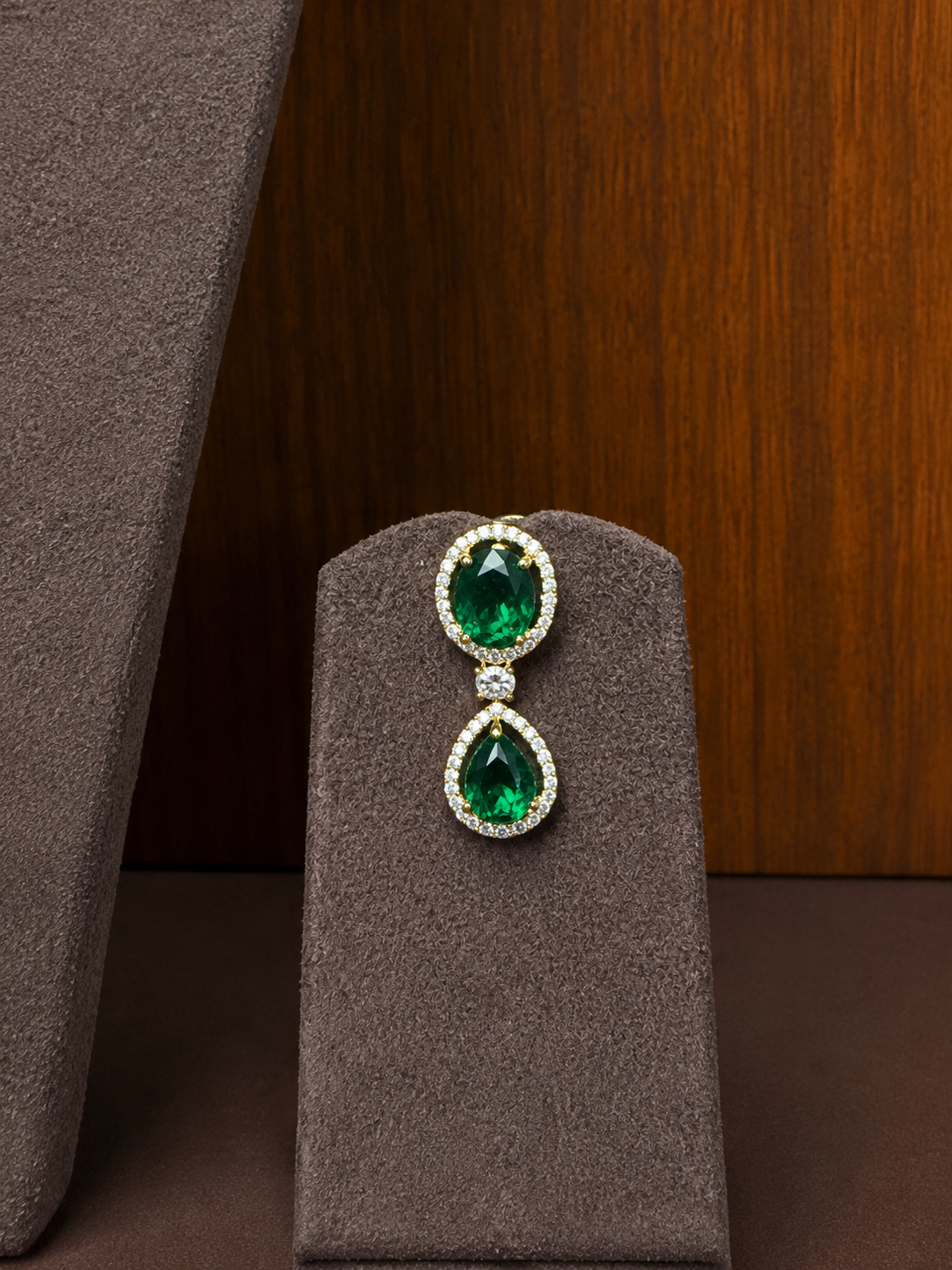 Harnika Petite Emerald Diamond Necklace Set.