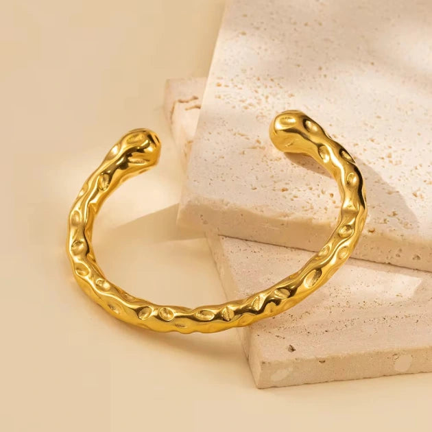 Titan Brass Cuff – Strength in Every Detail.