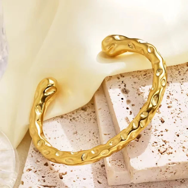 Titan Brass Cuff – Strength in Every Detail.
