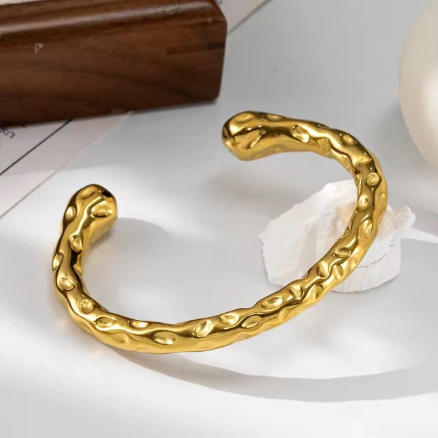 Titan Brass Cuff – Strength in Every Detail.