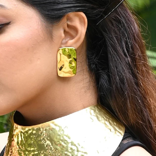 Linea Studs – Sculpted by Light, Defined by You.