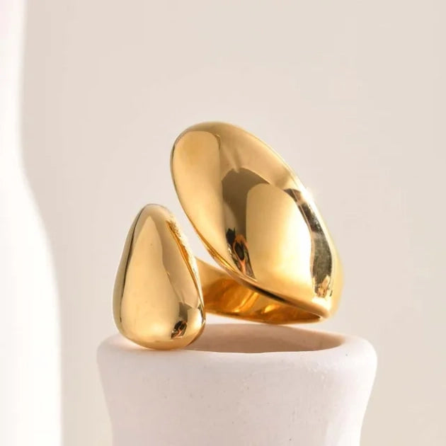 Huggy Statement Ring