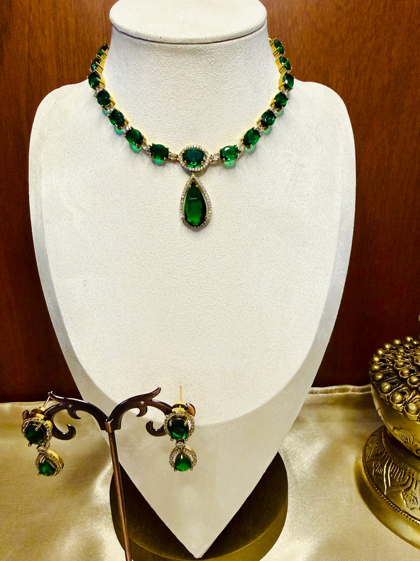Harnika Petite Emerald Diamond Necklace Set.