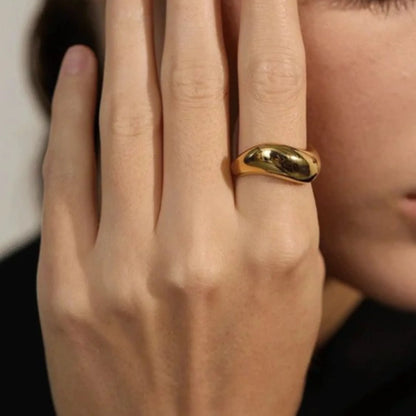 Gleaming Wavy Ring