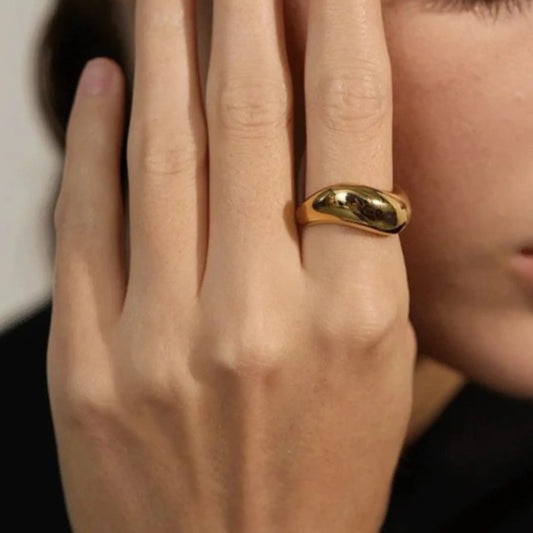 Gleaming Wavy Ring