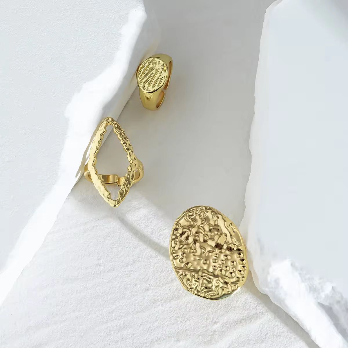 Traces of Gold – Set of Three Rings