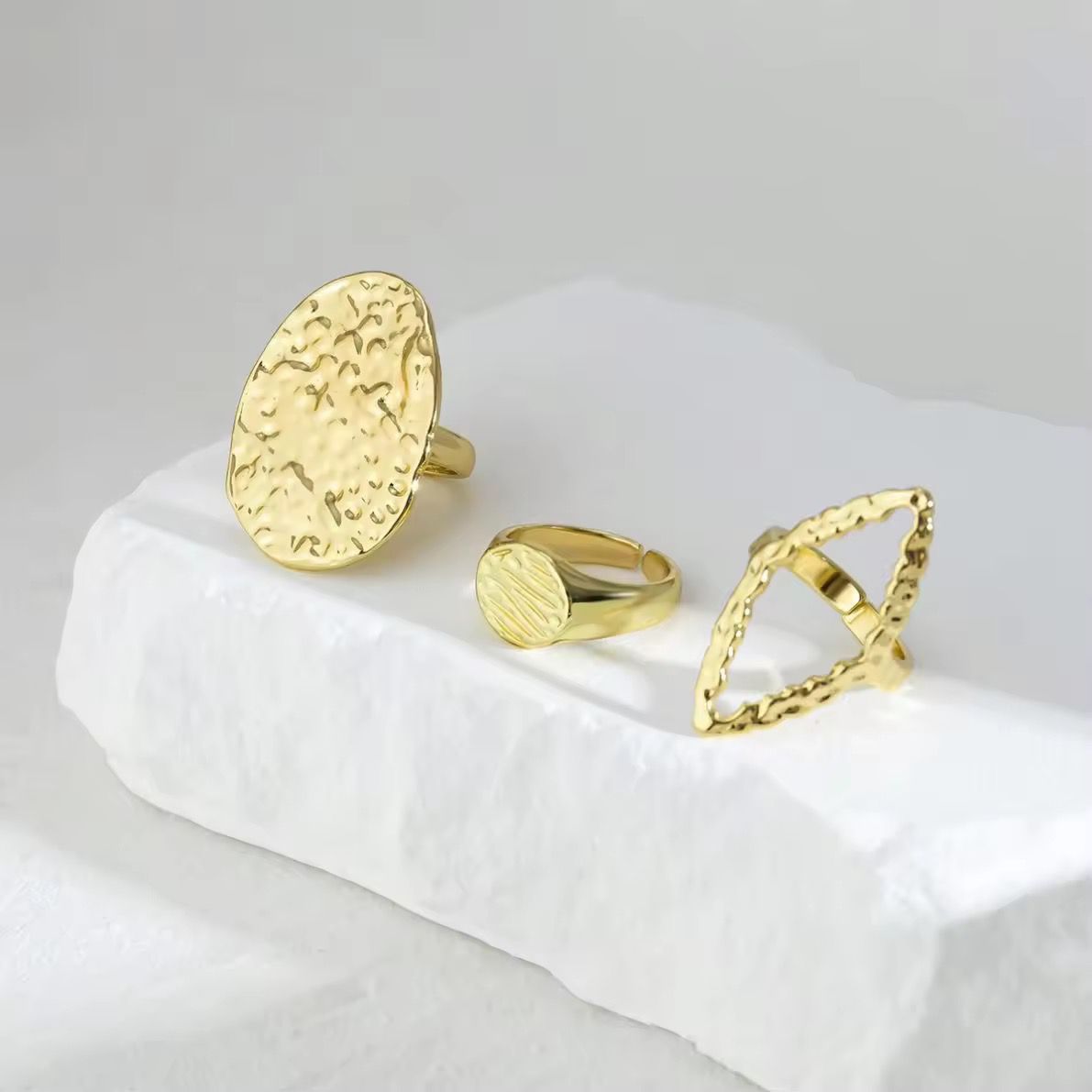 Traces of Gold – Set of Three Rings