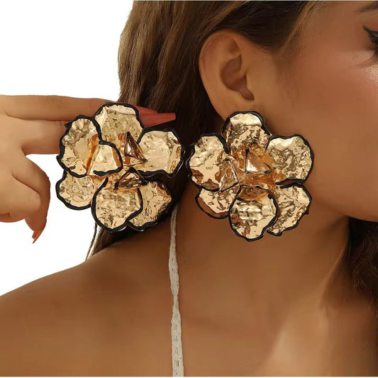 Grande Fleur Noiré Studs
