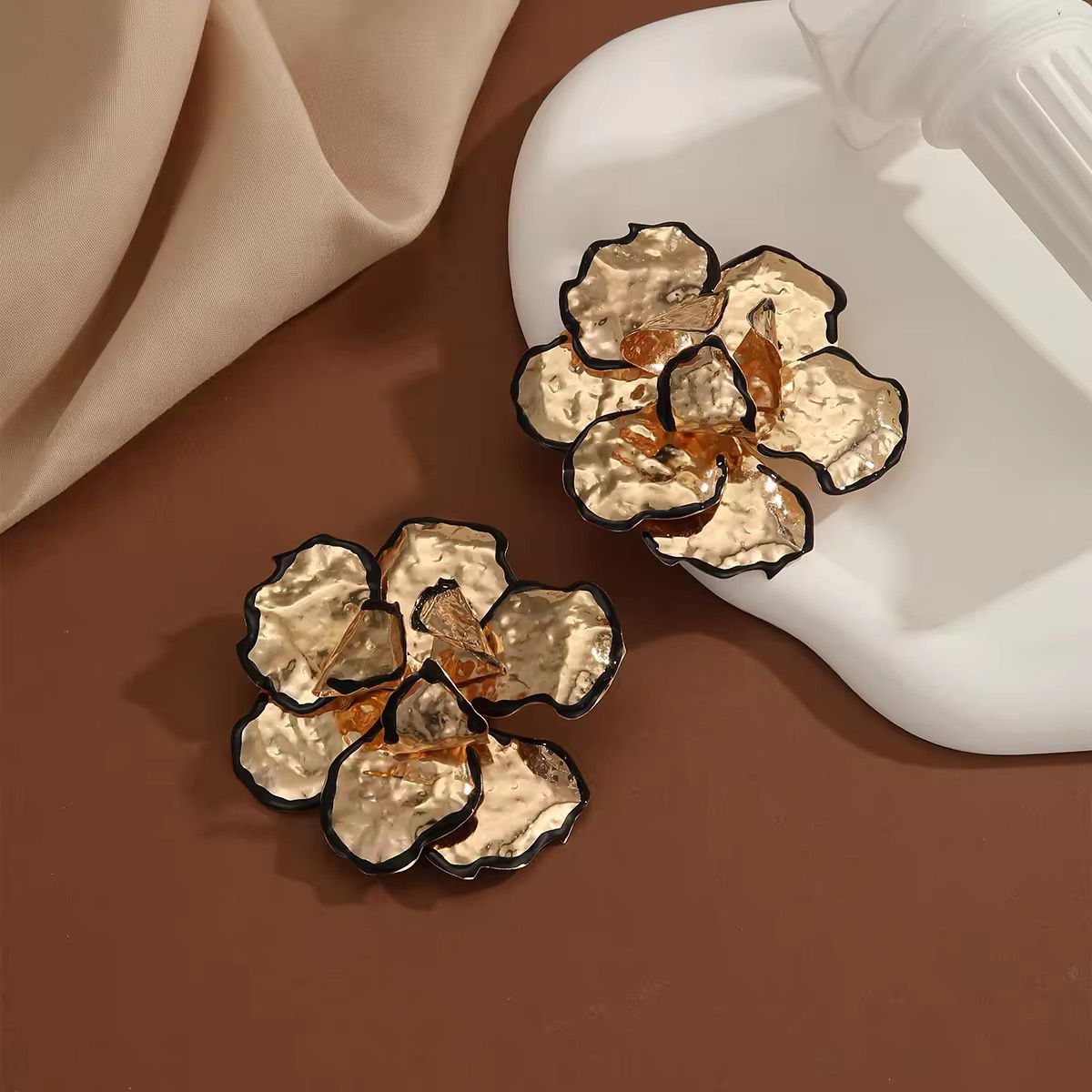 Grande Fleur Noiré Studs