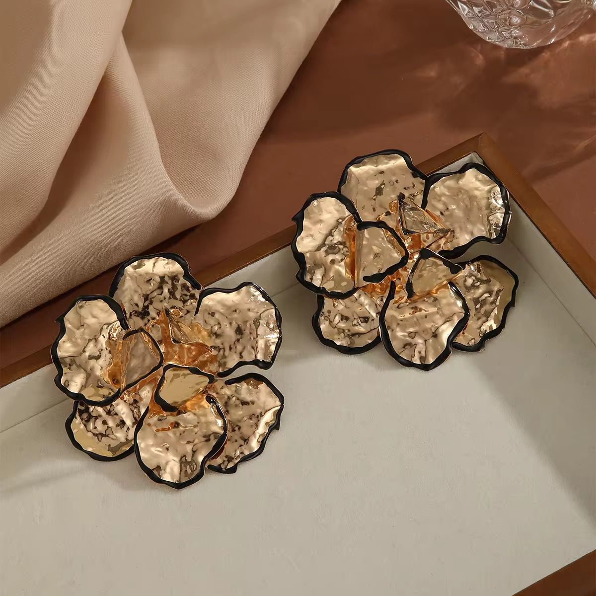 Grande Fleur Noiré Studs