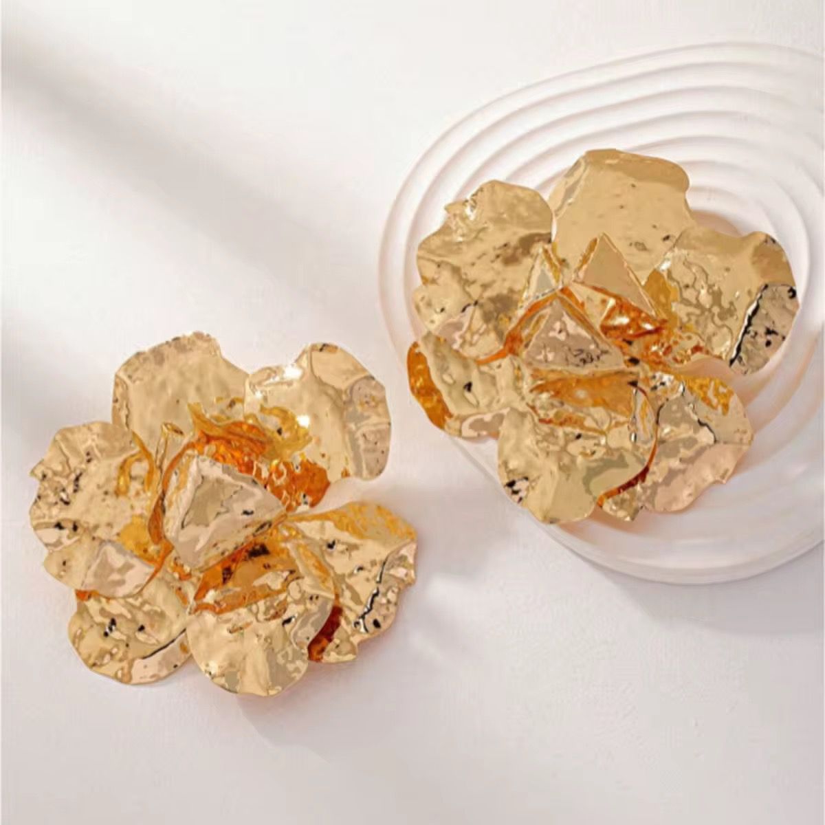 Grand Fleur Lumière Studs