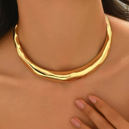 Naya luxe choker