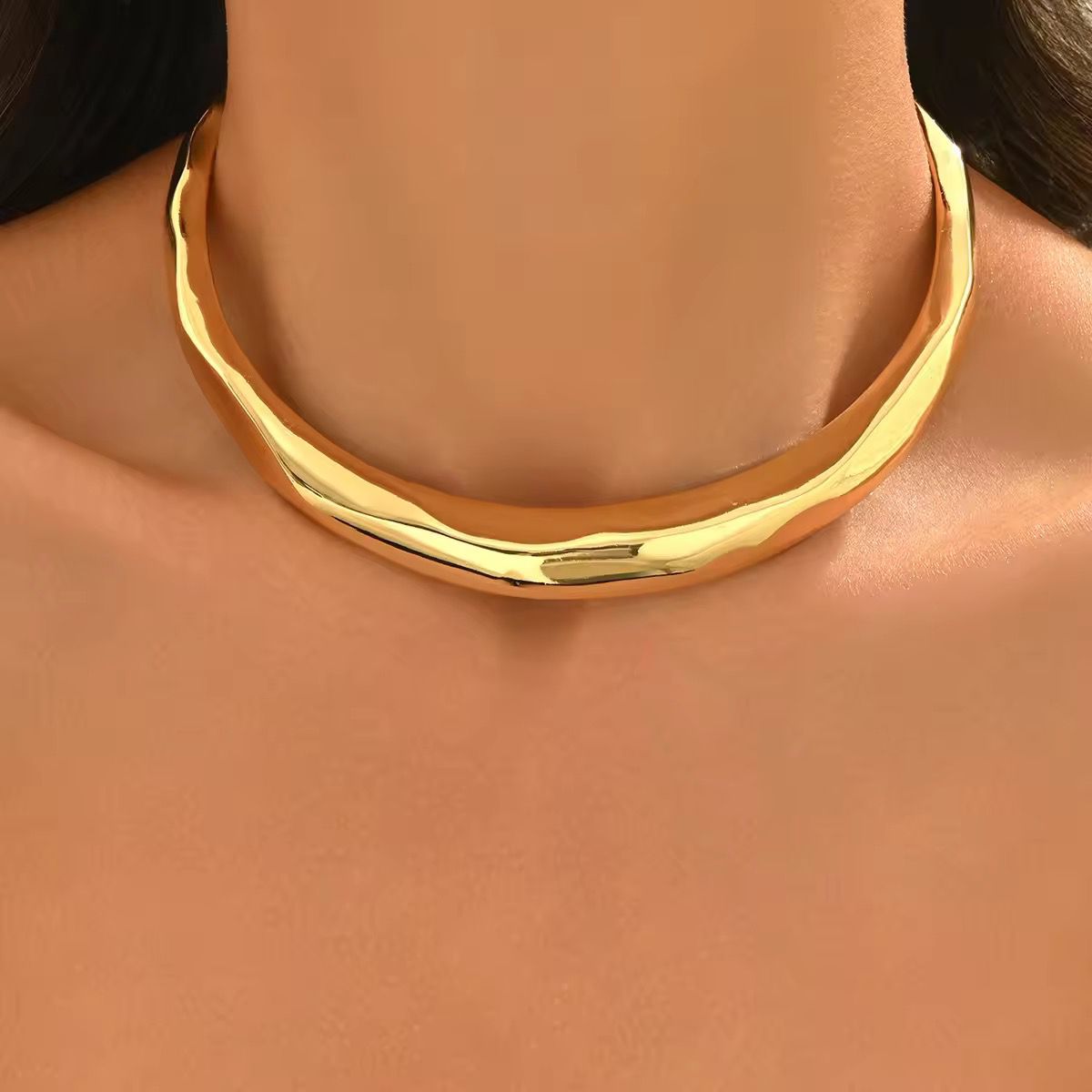 Naya luxe choker