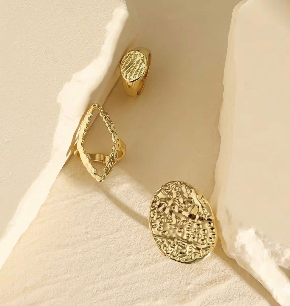 Traces of Gold – Set of Three Rings