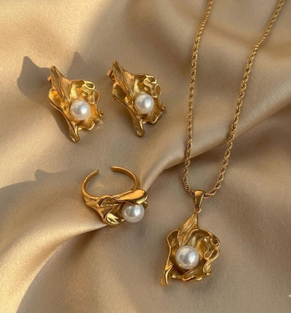 Pearl Blossom Neck Charm - 18k Gold Plated