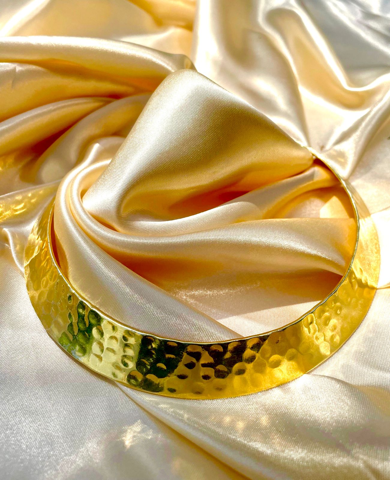 Aurora Necklace – Radiant. Bold. Eternal.