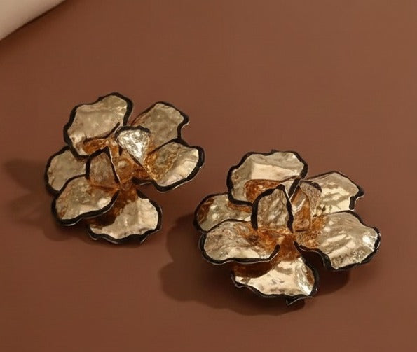 Grande Fleur Noiré Studs