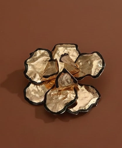 Grande Fleur Noiré Studs