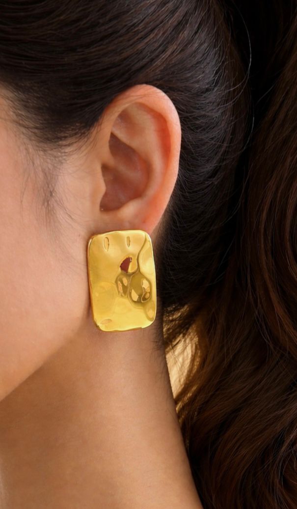 Linea Studs – Sculpted by Light, Defined by You.